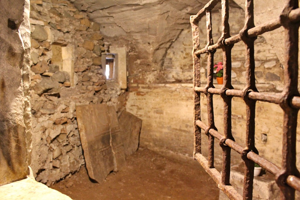 An open Roman prison cell